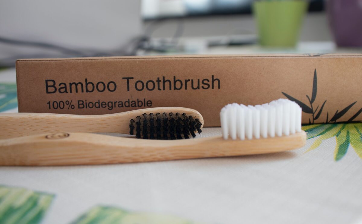 You are currently viewing The Ultimate Guide to Buying Wooden Toothbrushes