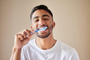 Read more about the article Should I Brush My Teeth Before Going to the Dentist?